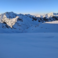 Skitour Kuhscheibe 04: Blick zurück unterhalb der Kuhscheibe Richtung Murkarspitze.