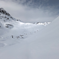 Skitour Hochreichkopf 06: Über den Hang kann man gut abfahren. Zum Aufstieg empfiehlt sich aber rechts daneben (noch nicht sichtbar) ein Weg.