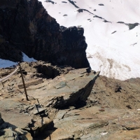 Großglockner Abstieg 27: Der Klettersteig bei der Hohenwartscharte ist zum Glück schneefrei. Also &quot;raus aus den Steigeisen&quot;.