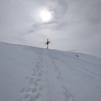 Peistakogel Skitour. Bild aus dem Jahr 2024 vom Gipfelhang
