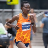 Ruth Chepngetich beim Chicago Marathon (Foto: © Clark Adams, CC BY-SA 2.0, via Wikimedia Commons)