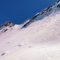 Essener Spitze Skitour 21: Kurz vor dem Einstieg schnalle ich die Ski ab (zu eisig) und gehe zu Fuß zum Grat.