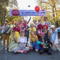 Die ROTE NASEN Clowns begleiten die Teilnehmer entlang der Strecke und sorgen für Motivation, Lachen und unvergessliche Momente beim ROTE NASEN LAUF 2025.