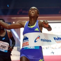 Frankfurt Marathon 2024: Siegerin Hawi Feysa Geija mit neuem Streckenrekord