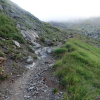 Bergtour-Hoher-Riffler-16: Hinter der Hütte folgt nun der Weiterweg