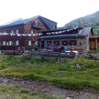 Bergtour-Hoher-Riffler-15: Die Hütte ist erreicht. Dort ist schon viel los