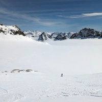 Skitour Schuchtkogel 15: Die kürzere Variante würde unden am Gletscher Richtung Schuchtkogel führen. Wir halten uns rechts oben am Ferner.