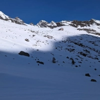 Skitour Hoher Seeblaskogel 07: Blick auf das Westfalenhaus. Wer bei der Abfahrt einkehren möchte, muss noch einmal etwa 100 Höhenmeter aufsteigen.