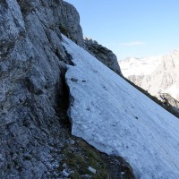 Kleiner Buchstein 19 - Bis zum Südwestgrat-Einstieg muss die komplette Wand gequert werden. Bei den hart gefrorenen Altschneefeldern Harakiri