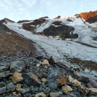 Monte Cevedale Hochtour 06: Der Beginn des Gletschers wird schnell erreicht. Je nach Verhältnisse werden nun Steigeisen angezogen