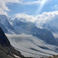Bernina-Überschreitung 95: Mittlerweile ist der Gletscher verlassen und der letzte kurze Anstieg Richtung Bergstation Diavolezza geschafft, von wo es nun über einen Wanderweg rund 1.000 Höhenmeter gemütlich bis zur Talstation geht
