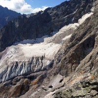 Watzespitze 19: Blick auf den Gletscher, über den im Frühsommer normalerweise ein Abstieg möglich ist.