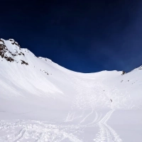 Skitour Hoher Seeblaskogel 15: Der spannende Schlussabschnitt. Ganz oben auf keinen Fall zu nah an den Grat gelangen. Nicht sichtbare Schneewechten führten da leider bereits zu tödlichen Unfällen.