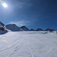 Skitour Schuchtkogel 06: Am Gletscher trifft man nun auf viele andere Skitourengeher, die bis hierhin gemütlich mit der Bergbahn hoch gefahren sind.