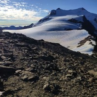 Monte Cevedale Hochtour 17: Auf der Suldenspitze ist die weitere Route in Sicht. Zuerst rechts auf Fels zur Casatihütte, danach den Spuren über den Gletscher Richtung Cevedale (rechts hinten) folgen.