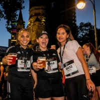 Glückliche Teilnehmer bei der adidas Runners City Night Berlin 2025