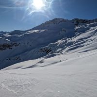 Skitour Tagweidkopf 19: Blick in der Abfahrt auf weitere Skitourengeher, die weiter nördlich Richtung Tagweidkopf oder Loreakopf aufsteigen.