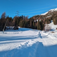 Venet Skitour 01: Start beim Fischteich Hairer (Rodelbahn). Bei guter Schneelage kann man aber auch etwas weiter unten direkt auf der L17 beginnen.
