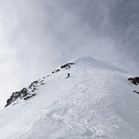 Skitour K2, Bild 33: Abfahrt über den Ostgrat/Osthang, danach auf der Aufstiegsroute bergab.
