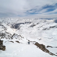 Essener Spitze Update 2024: Foto vom Gipfel auf den Grat.