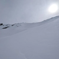 Skitour Peistakogel: In der Abfahrt hält man sich weiter unten in der Nähe des Peistakogels möglichst rechts.
