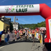 Rennsteig-Staffellauf 2025: Die X-Runners freuten sich im Ziel über die gelungen Titelverteidigung.