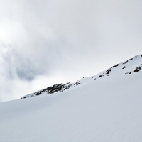 Skitour Hochreichkopf 11: Nun im anspruchsvollsten Abschnitt. Hier muss man in die Rinne kurz nach dem rechts sichtbaren Felsen.