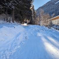 Skitour Hippoldspitze 03: Kurz durch das Lager Walchen gehen und vor einer Brücke links in den Wald abzweigen.
