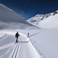 Skitour K2, Bild 09: Nun ein Stück flach im Riffltal