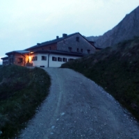Großglockner Aufstieg 01: Früh morgens führt eine Forststraße vom Lucknerhaus zur Lucknerhütte.