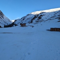 Skitour Guslarspitzen 02: Bei der Materialseilbahn trennen sich Aufstiegsweg und Abfahrtsroute. Im Aufstieg nun weiter links im Tal entlang.