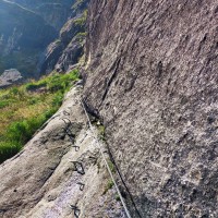 Tödi 09: Erfahrene Bergsteiger können den Steig auch ohne Set gehen.