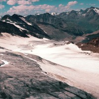Schalfkogel 30: Der Abstieg möglichst lange am Gletscher bis zum Bach