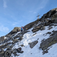 Skitour Schöntalspitze 16: Ein kurzer Steig führt nun von der Zischgenscharte zum Gipfel. Bei eisigen Bedingungen könnten Steigeisen hilfreich sein. Meistens benötigt man diese aber nicht.