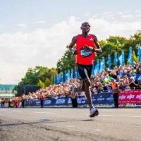 Sabastian Sawe gewinnt den Berlin Marathon 2025 in 02:02:16 Stunden. (Foto © SCC EVENTS / Sebastian Wells)