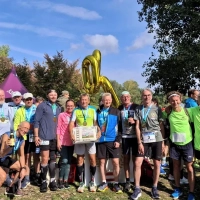 Tullner Lauftage 2025: Der 300er inmitten der 100 Marathon Club Mitglieder (Foto: © Bernhard Keiler)