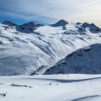 Skitour Guslarspitzen 14: Blick auf den Hochjochferner mit Finailspitze.