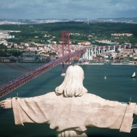 Eine Brücke voll gefüllt mit Läufern beim Lissabon Halbmarathon
