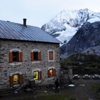 Von der Hintergrathütte erreicht man über den bekannten Hintergrat den Gipfel des Ortlers