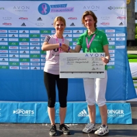 Scheckübergabe beim AVON Frauenlauf Berlin 2018 (C) SCC EVENTS/Petko Beier, pebe-sport.de