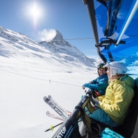 Skifahrer auf Sessellift © Pascal Gertschen