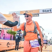 Gut gelaunt im Ziel beim Lübeck Marathon