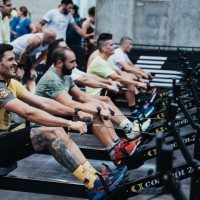 Teilnehmer beim Hyrox Rudergerät