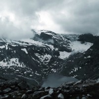 Großvenediger Nordgrat, Bild 04: Die Kürsingerhütte kann entweder über den markierten Normalweg erreicht werden oder vom Gletschersee über den Kürsingersteig (A/B).