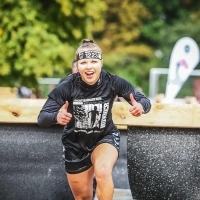 Eine Läuferin beim Obstacle City Run Göttingen