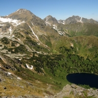 Blick auf den See und den Gipfel des Großen Bösenstein