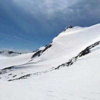 Skitour Schuchtkogel 19: Wir müssen hier wieder rund 100 Höhenmeter bergabfahren, bis wir auf den großen Gletscher kommen. Der Steilhang sieht hier zwar verlockend auf, führt aber auch nicht zum Gipfel.