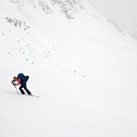 Skitour Tonigenkogel 03: Auf etwa 2.400 Metern Höhe steilt das Gelände auf. Links weiter.