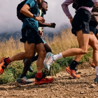 In grauer Farbe der Asics Trabuxo Max 4 und in orangener Farbe der Asics Gel-Trabuco 13