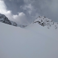 Skitour Tonigenkogel 06: Weiter links unterhalb der Felsformationen aufsteigen.